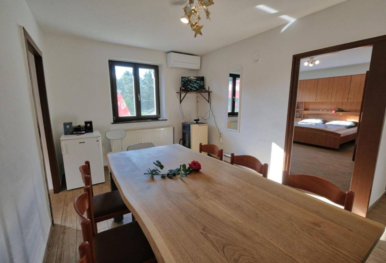 Villa Pocitniska Hisa Miklavcic Primorska Divača Esterno foto